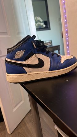 Jordan 1 blue mids size 4 big kids