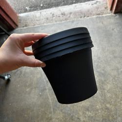 Black plastic pots 
