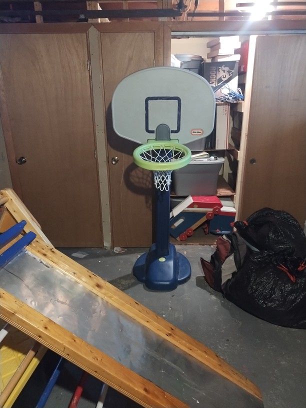 Little Tikes Adjustable Basketball Hoop