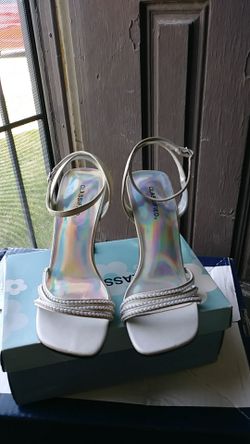 Silver Shed Pu size 9 Heels