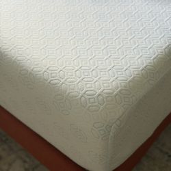 Zinus MyGel® 10” Medium Memory Foam King Mattress — Barely Used