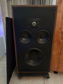Very nice pair of Polk Monitor 10 stereo speakers w new grills
