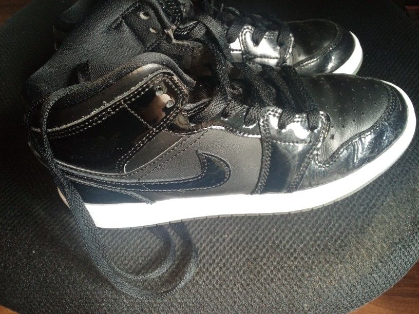 Jordan 1. (5.5 Y)