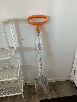 Fiskars 47" Spade Garden Shovel – New / Unused