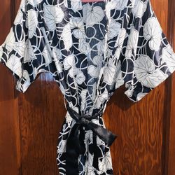 LADIES SATINY BLACK & WHITE KIMONO LOUNGE WEAR SIZE MEDIUM w/ SASH - Water Lily Design OPEN BOX UNUSED IMPRESSIVE LOOK LABELS ATTACHED