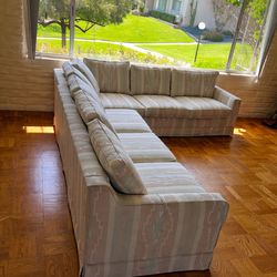 Sectional sofa with pull out bed