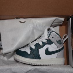 Jordan AJ 1 Mid SE BABY 