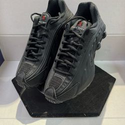 NIKE SHOX R4 “TRIPLE BLACK”