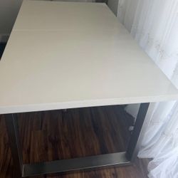 Extendable dining table