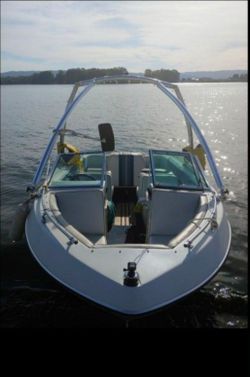 1990 17 ft Ski/Fishing Bowrider w/Trailer