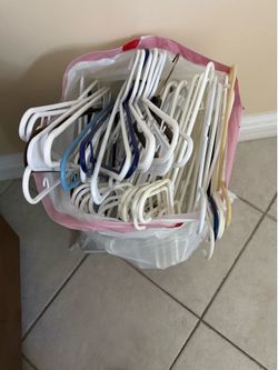 128 plastic hangers