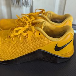 Nike Women's Tennis Shoes Size 6