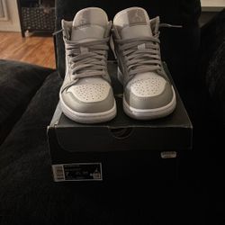 Air Jordan 1 Mid Men Size 7