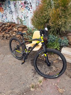 Giant talon mountain bike