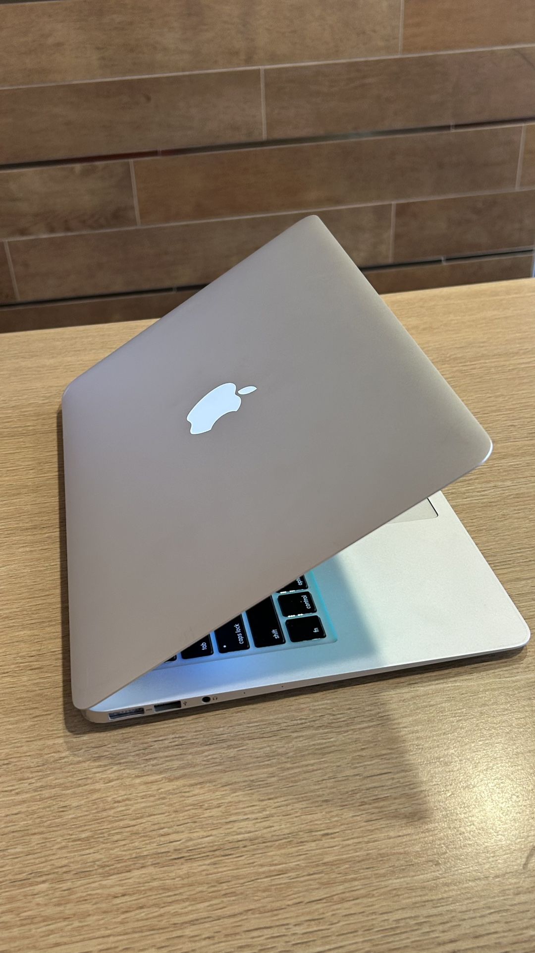 Apple MacBook Air 11” I5/8GB128GB SSD $180