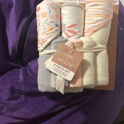New 3 pc hooded towels and 3 washcloths 