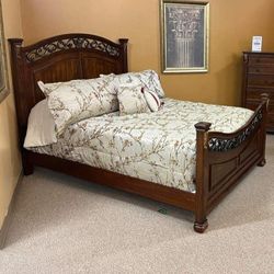LEAHLYN WARM BROWN PANEL BEDROOM SET