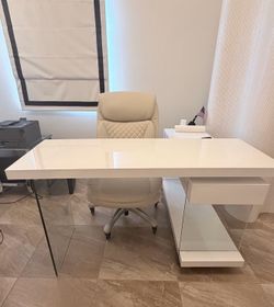 White desk like new lightly used