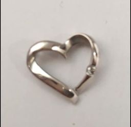 Heart pendent diamond chip