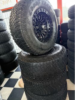 Vendo rines nuevos 17x9 de ancho de 6-135 lugs con llantas 315/70/R17 Goodyear las 4 llantas por $940