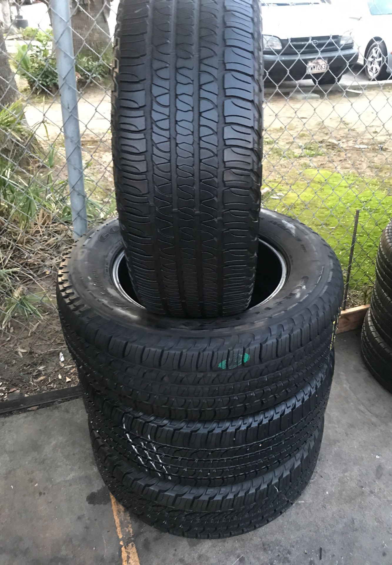 Set Goodyear Fortera 245/65/17 semi new 260