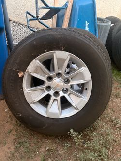 Chevy 17-Inch Alloy Wheel with 255/70R17 Tire
