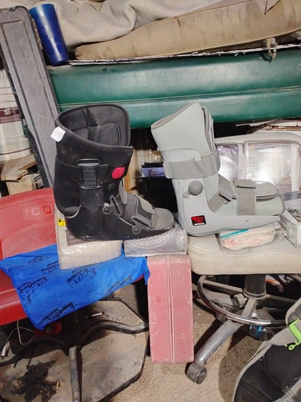 Practically One Size Fits All They're Both Medium Size Can Fit Either Or Foot