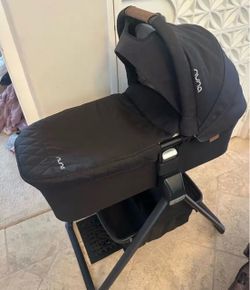 Nuna Mixx bassinet and Stand