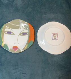 2 dinner size plates