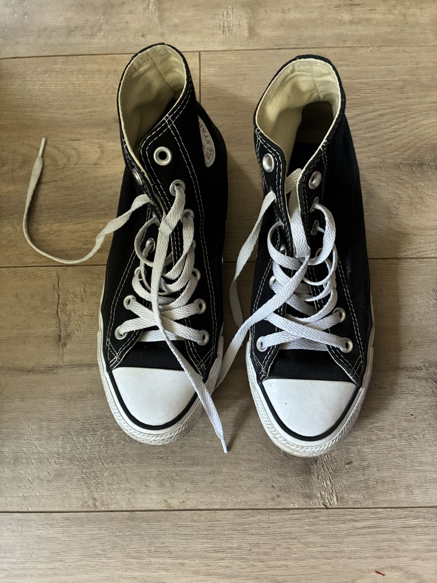  Converse Sneakers 