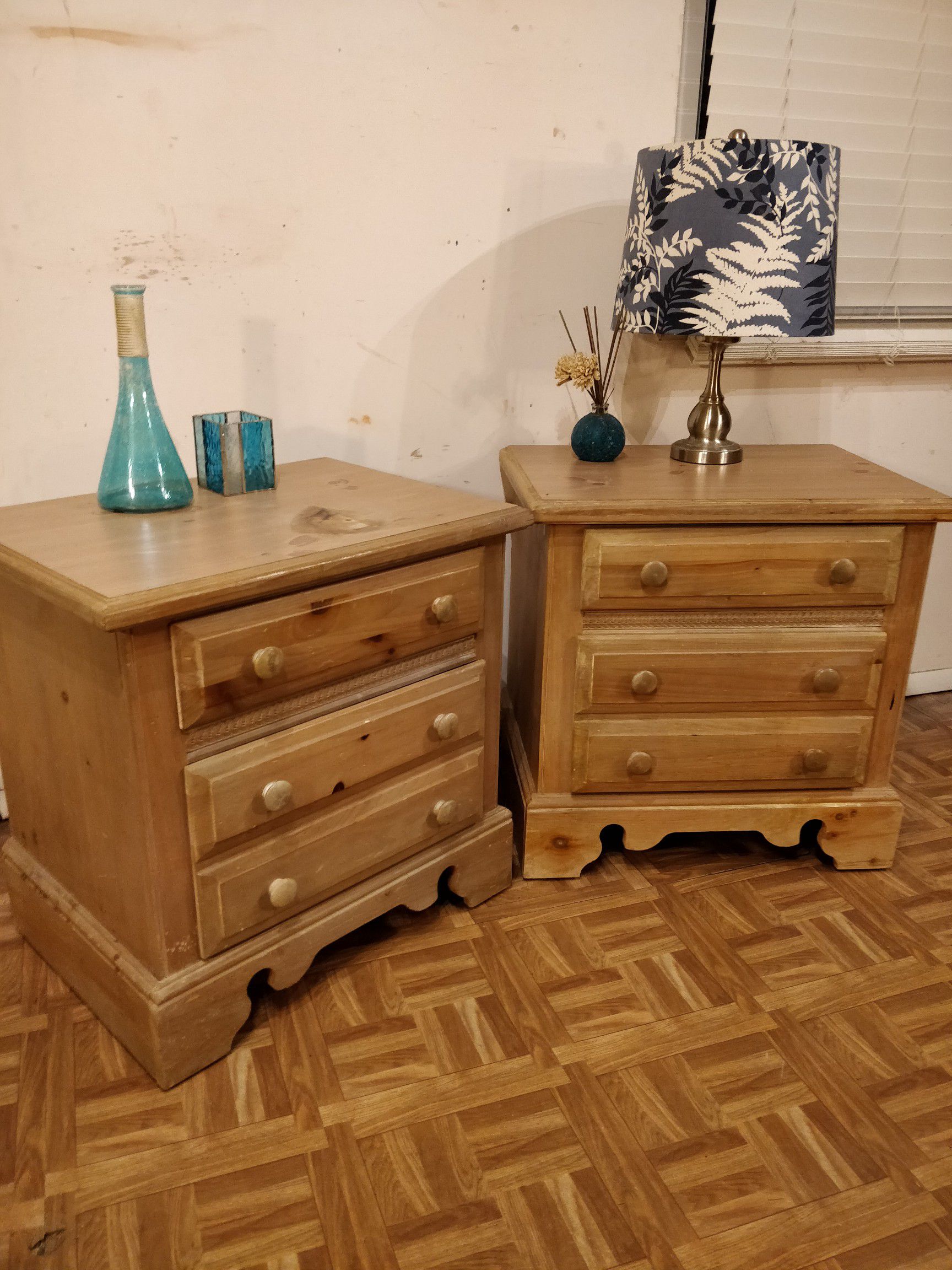 Nice 2 night stand with big drawers in good condition. L25"*W18"*H25"