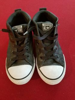 Black Leather Converse sz 2 kids sneaker (not baby)