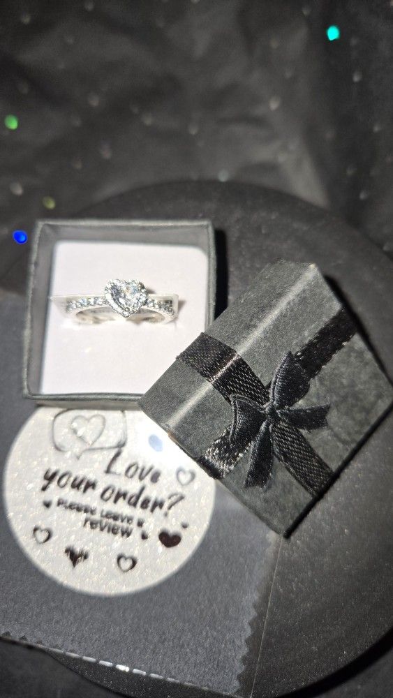 NEW Size 9 PANDORA with tag 58mm Sterling Silver Heart Ring
Comes with the black ring box that you see in the pictures.