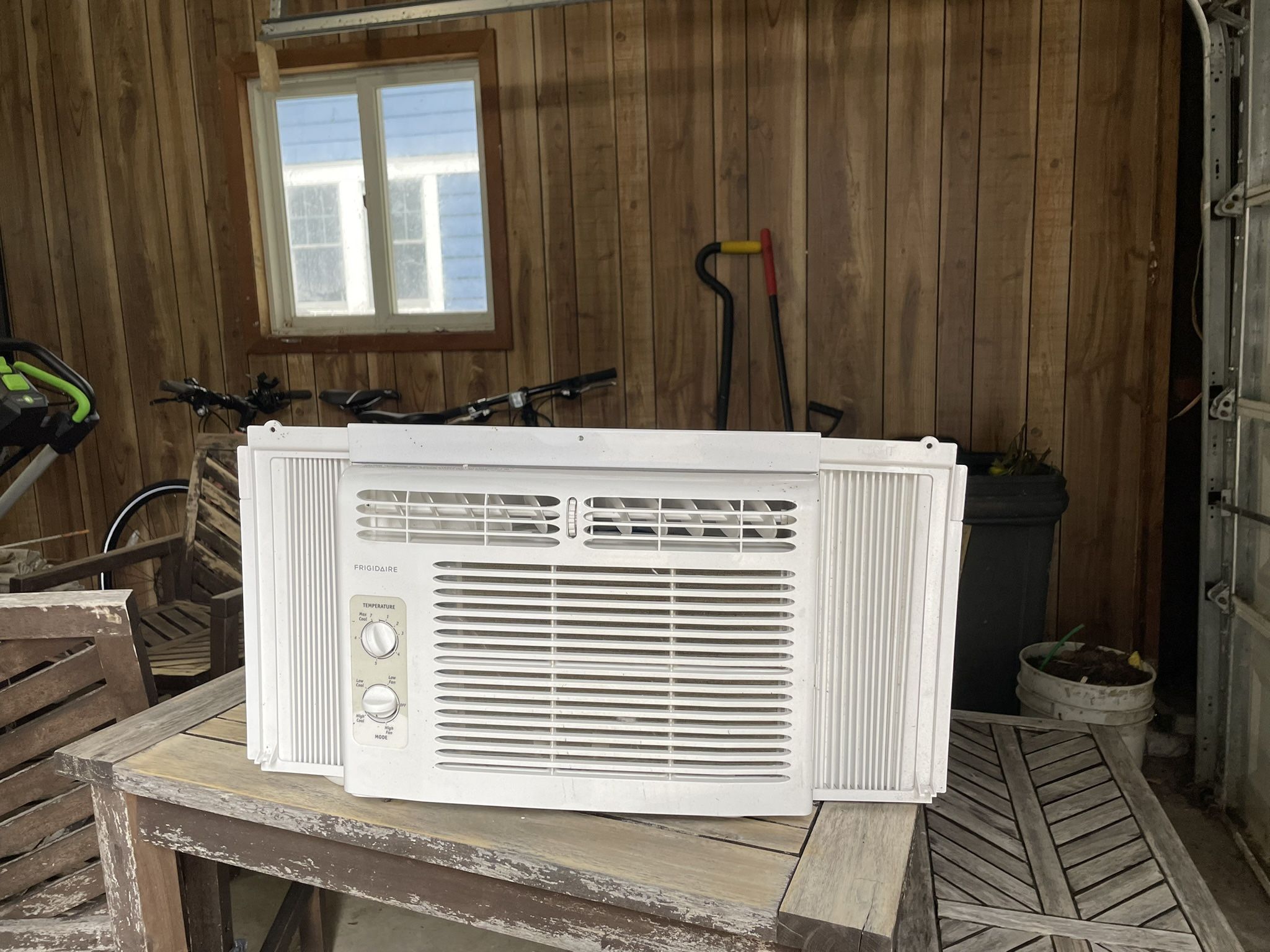 Air Conditioner; Frigidaire Lightly Used.