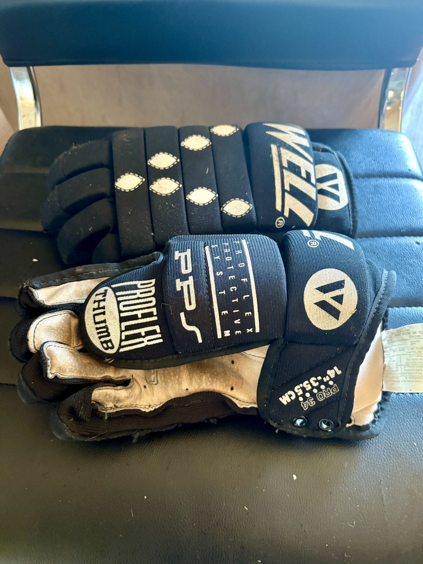 Ice hockey gloves