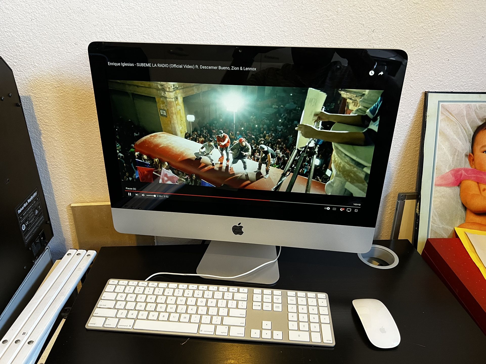 Apple iMac Computer With Org Keyboard And Mouse