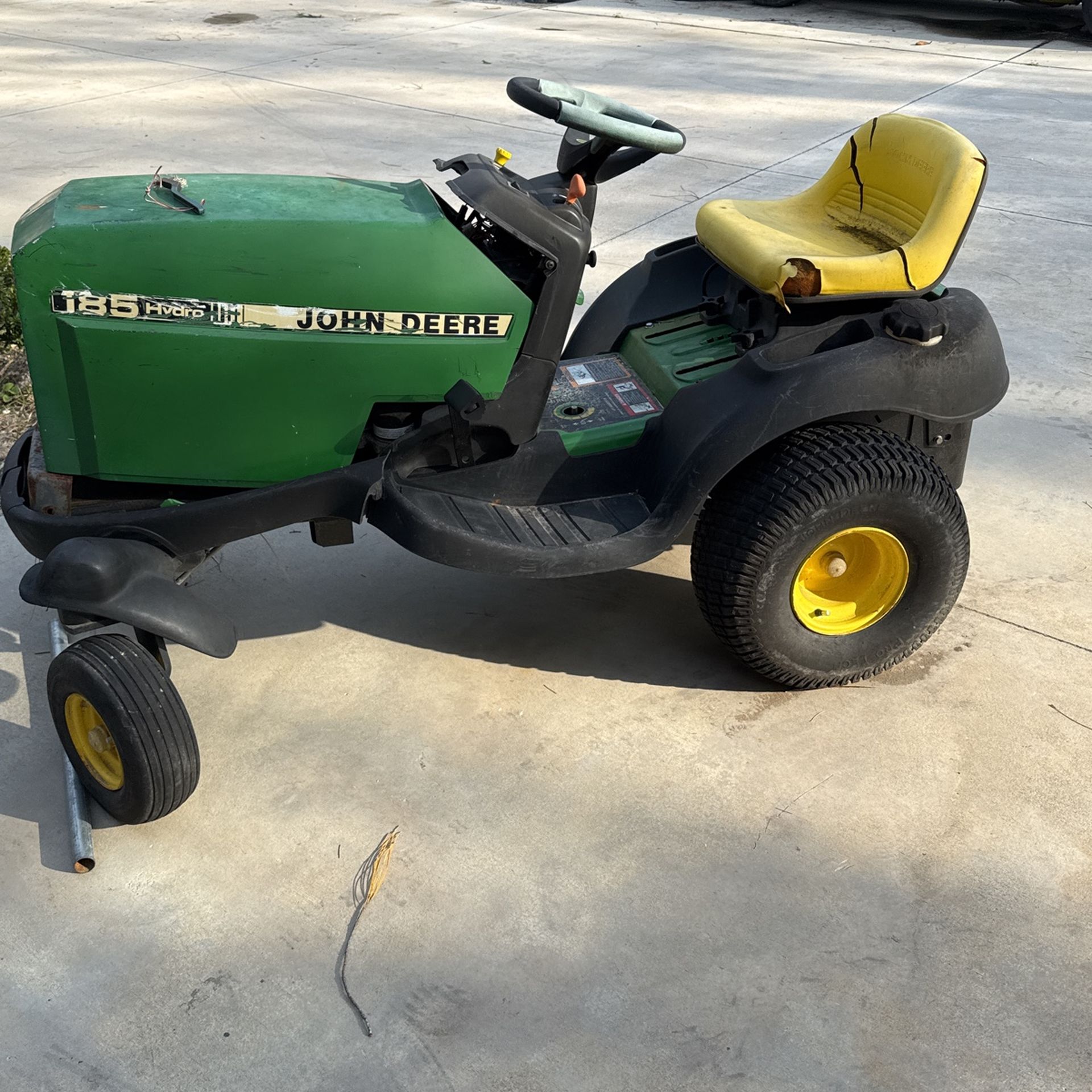 John Deere Swing Steer SST15 Lawn Tractor