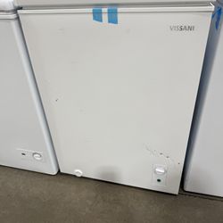 Vissani 5.0 cu. ft. Manual Defrost Chest Freezer with LED Light in White, Garage Ready