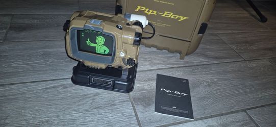 Fallout 4 Pip-Boy Edition Collector’s Set – Replica, Case & Manual