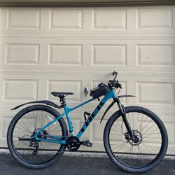 Trek Marlin 5 – 29” Hardtail Mountain Men’s Bike – Large Frame – 21 Speed Bicycle LIKE NEW