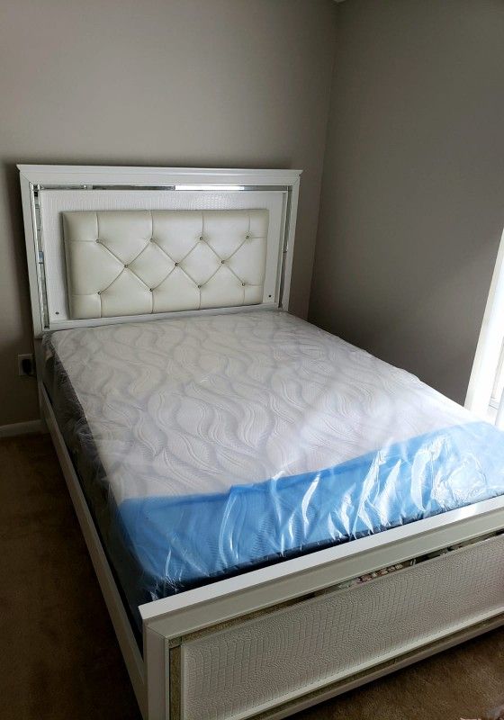 NEW QUEEN SIZE MATTRESS AND BOX SPRING 2PCS