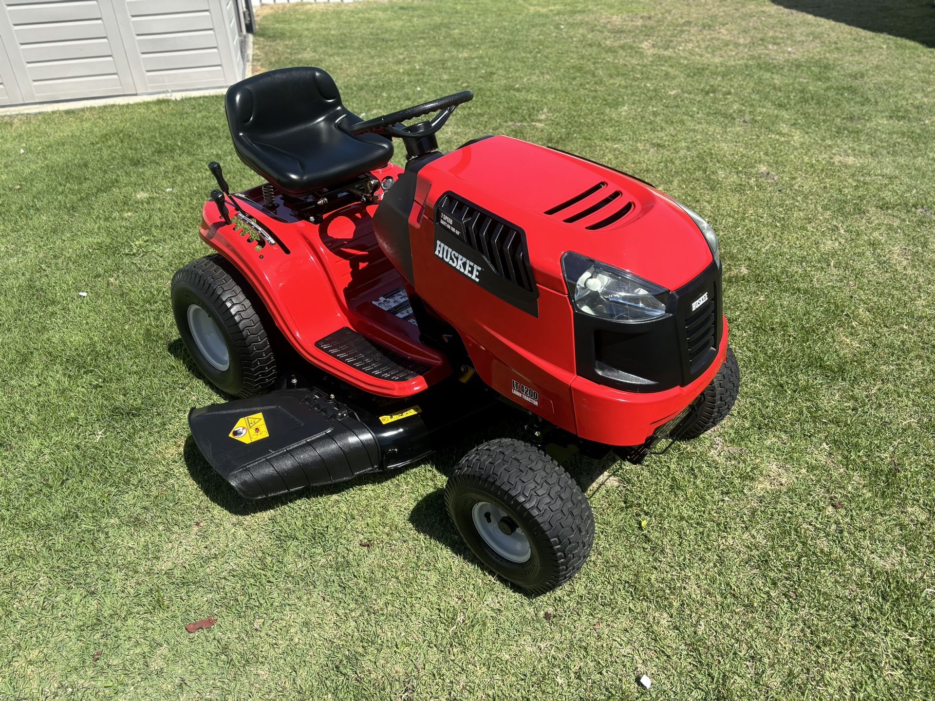 Huskee Lt4200 Riding 42inch Lawnmower Tractor