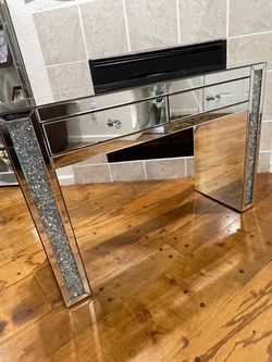 Gorgeous Mirrored Console /Entry Desk Table