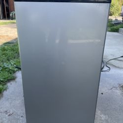 Frigidaire Mini Fridge And Freezer