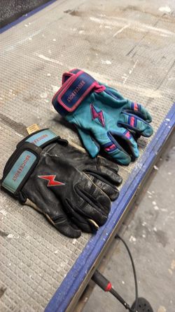 Bruce Bolt batting gloves.