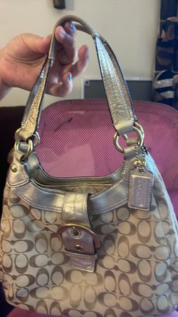 Esta bolsa mágico chachachá café dorada color cómo nueva en