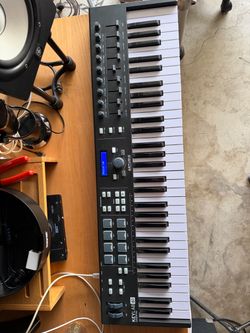 Arturia KeyLab 61 Essential MIDI Keyboard