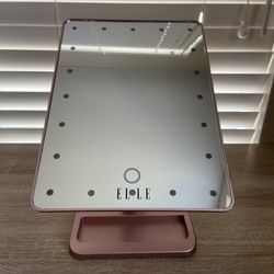 Elle Vlogging Mirror