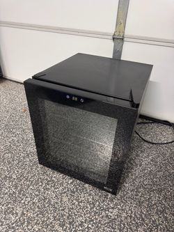 Wine chiller / mini fridge