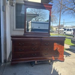 BONITA CAJONERA GRANDE CON ESPEJO DE MADERA SOLIDA COLOR CHERRY OSCURO 8 CAJONES USADA BUENA CONDICIÓN 